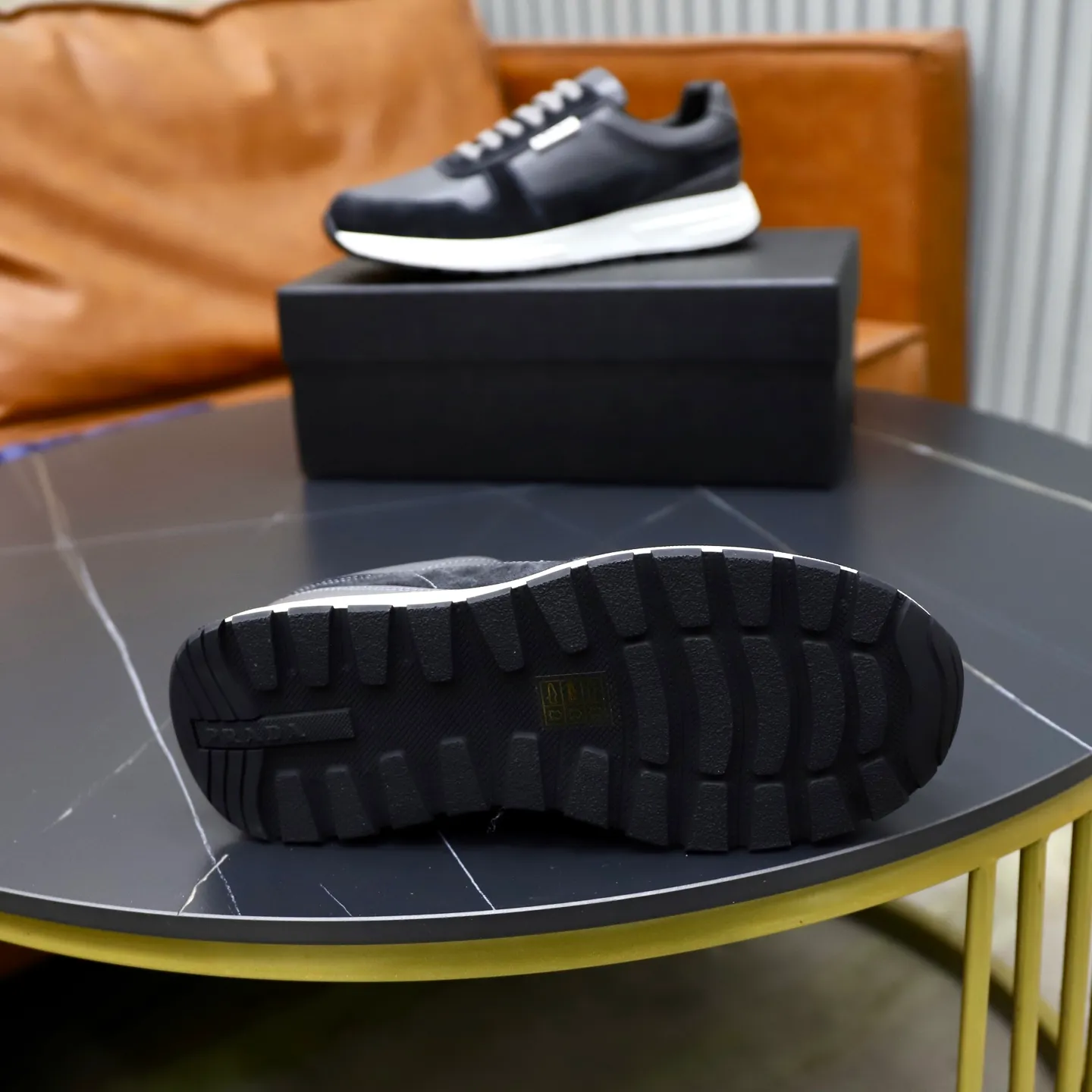 Factory price: 740💰Top original order Brand: PRADA (Prada) Standard code: Men's size 38/44 (45 can be customized) Grade: Same as the official website Material: Original cowhide stitching imported cowhide lining Original combination two-color wear-resistant soft outsole Style category: Leisure and sports version Young fashion European and American trend British style Color: Real picture color